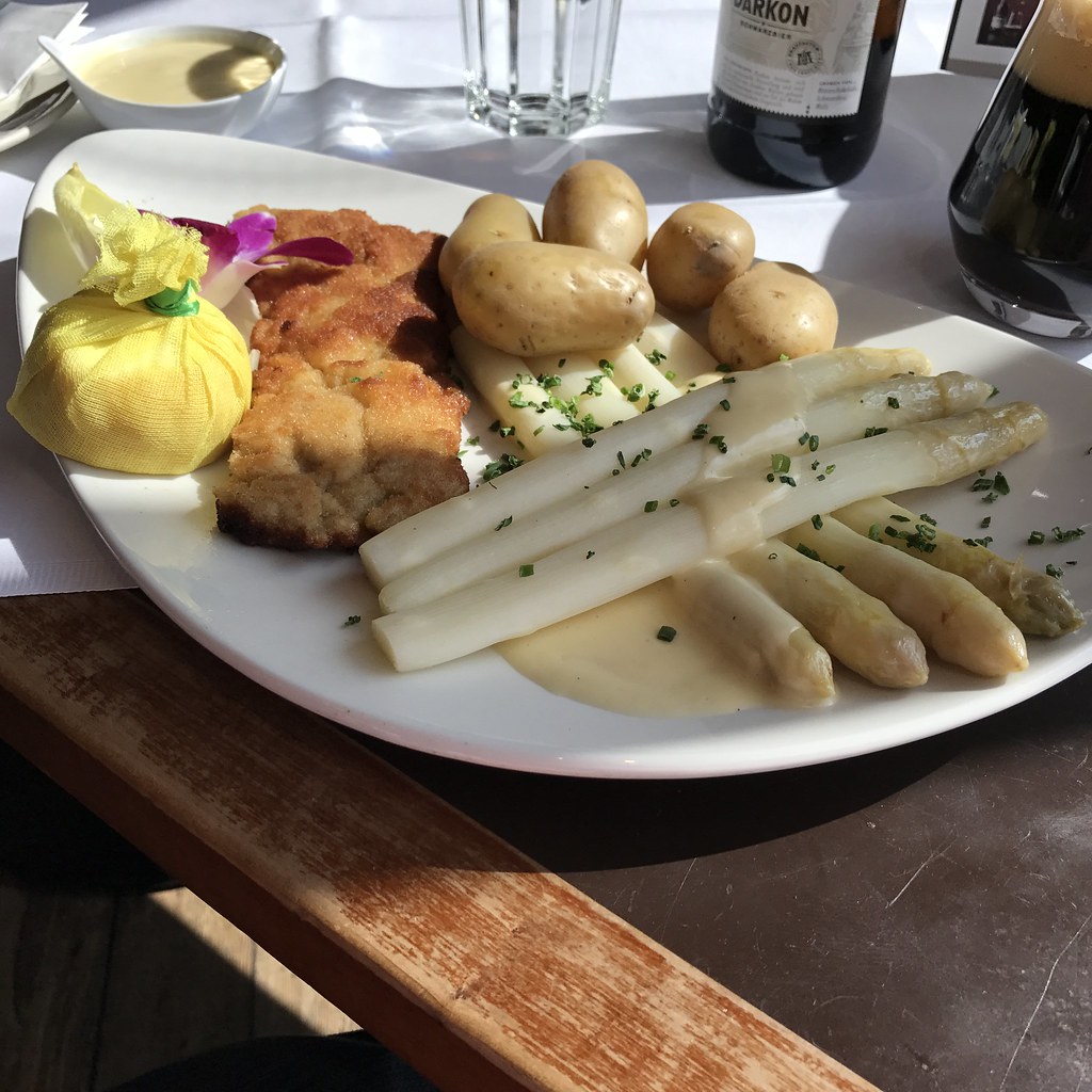 White asparagus with potatoes and white sauce